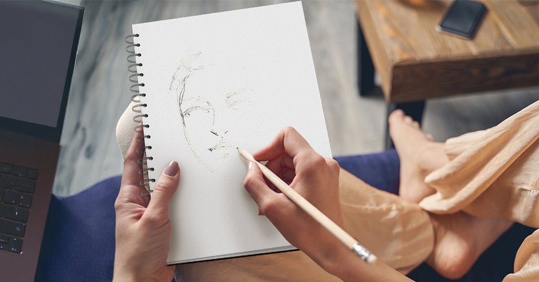 frau zeichnet in skizzenbuch / sketch book